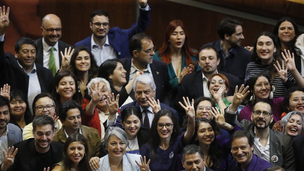 Los ministros de trabajo, Jeannette Jara (3i-abajo ); Secretaria General de Gobierno, Camila Vallejo (c-abajo), mientras celebran junto a distintos diputados