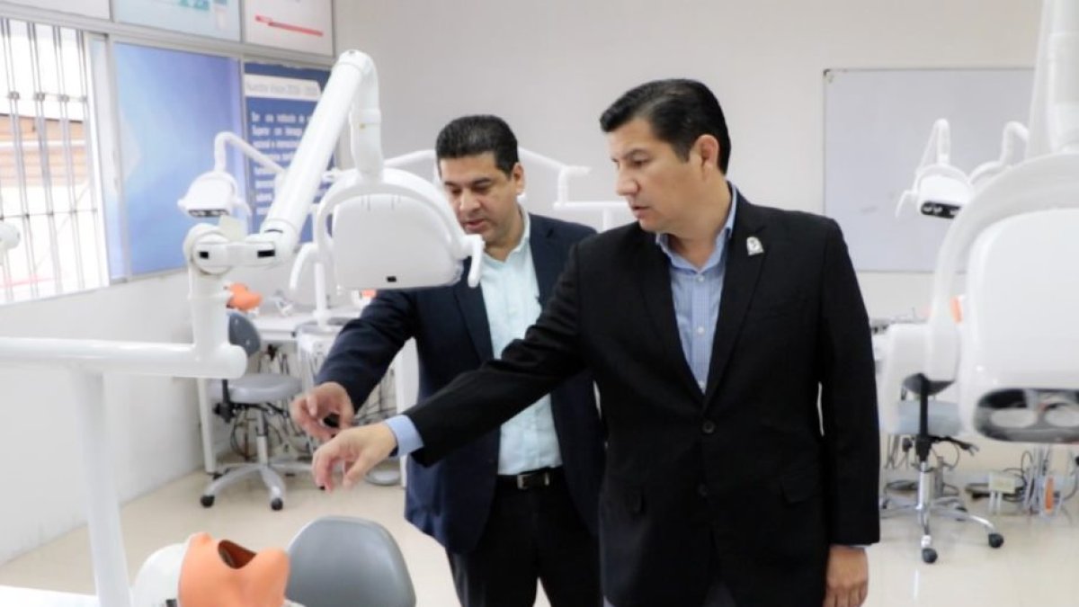 El rector de la Universidad de Guayaquil, Francisco Morán y el decano de la Facultad de Odontología, Otto Campos, supervisan los simuladores adquiridos.