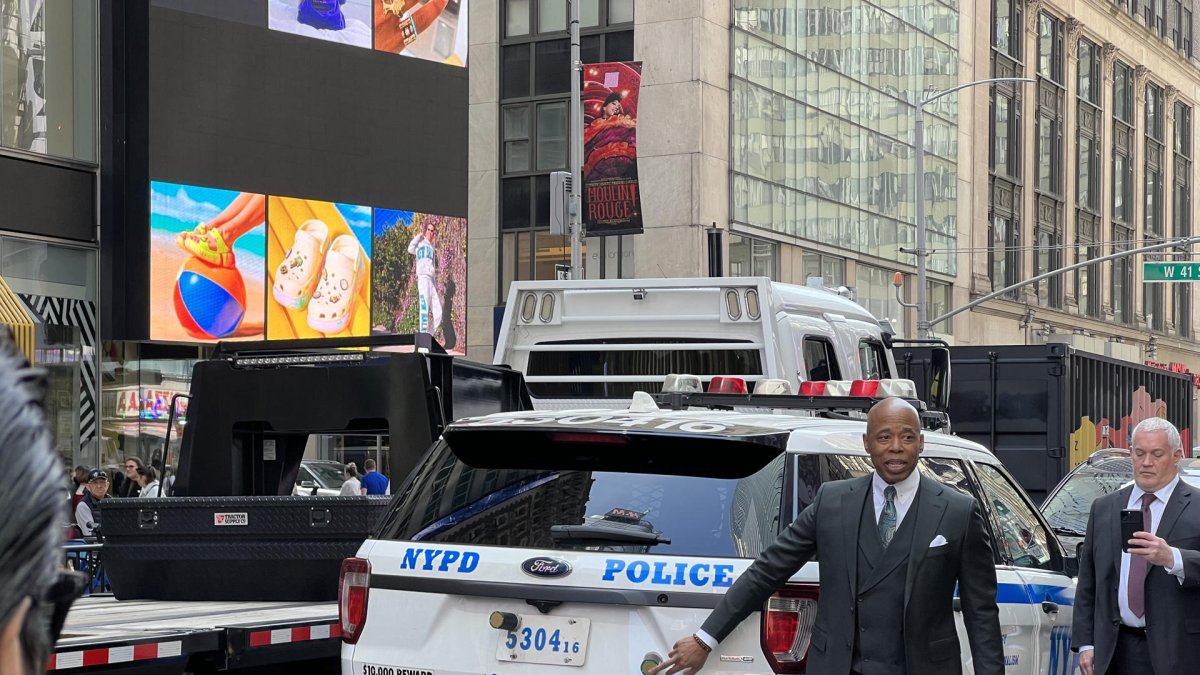 El alcalde de Nueva York, Eric Adams, señala a la herramienta que permite rastrear un vehículo en tiempo real llamada 
