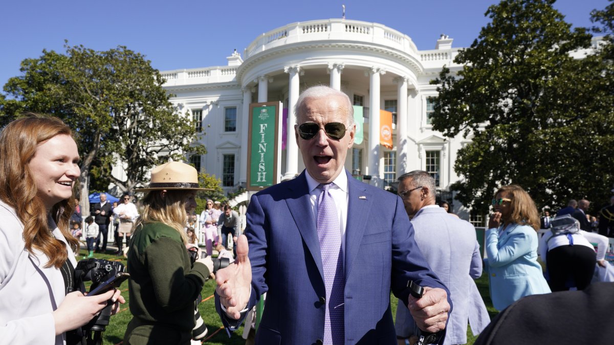 El presidente de los Estados Unidos, Joe Biden, saluda a los invitados en el Easter Egg Roll, una tradición que data de 1878, en el Jardín Sur de la Casa Blanca en Washington.