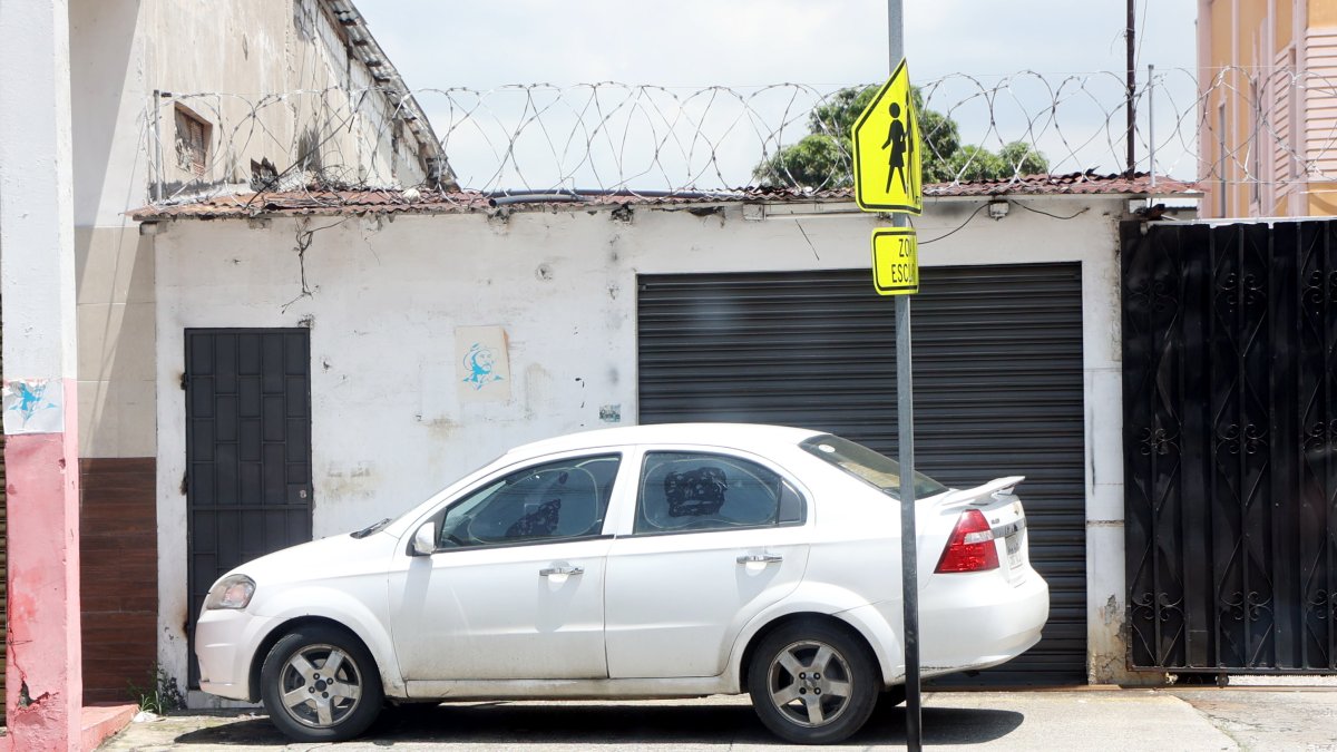 En Vélez y Hurtado los carros privados están parqueados en las veredas.