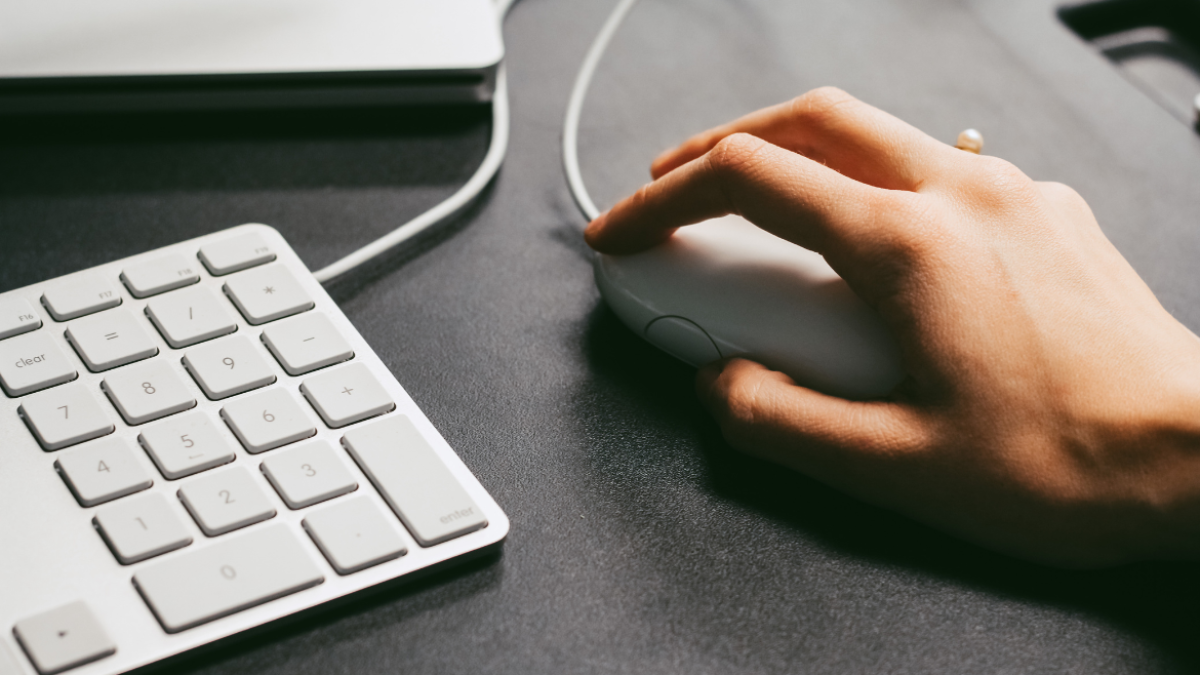 La conexión entre el estrés y el comportamiento al teclear y usar el ratón puede explicarse con lo que se conoce como teoría del ruido neuromotor.