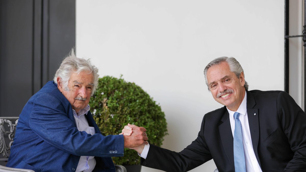 Fotografía cedida hoy por la Presidencia de Argentina en la que se ve al mandatario Alberto Fernández (d) junto al expresidente uruguayo José Mujica, durante  en Buenos Aires (Argentina). 