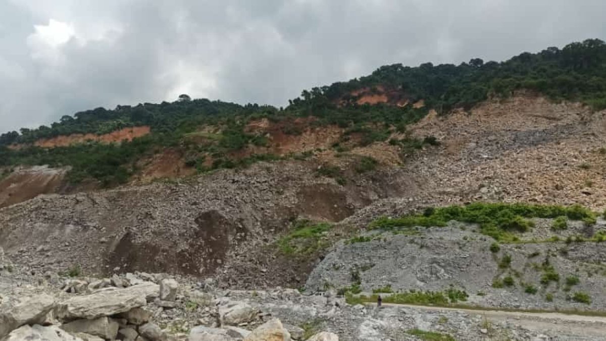 Vía a la costa. El Cerro Paraíso está a pocos metros de una urbanización.