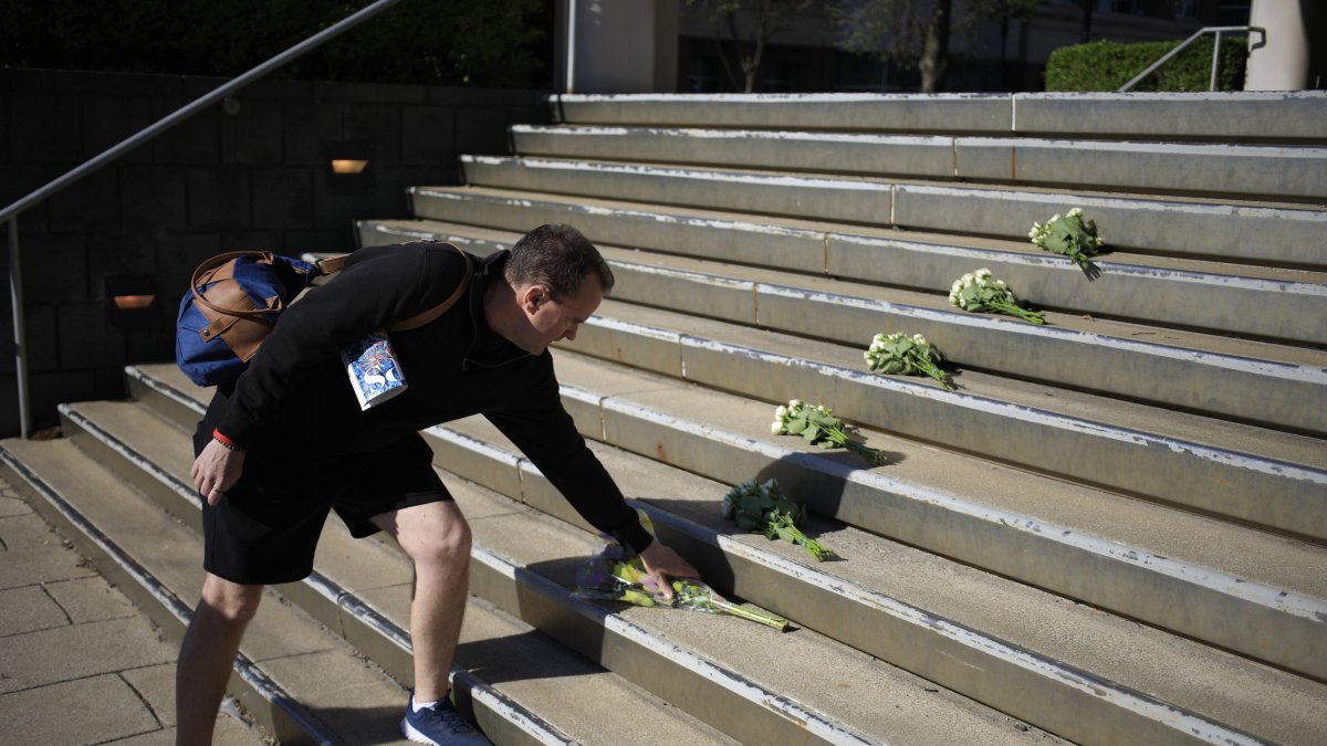 Vista del Old National Bank, en el centro de Louisville, Kentucky (EE.UU.), este 11 de abril, donde  un hombre desató un tiroteo que mató a cinco personas el 10 de abril de 2023.