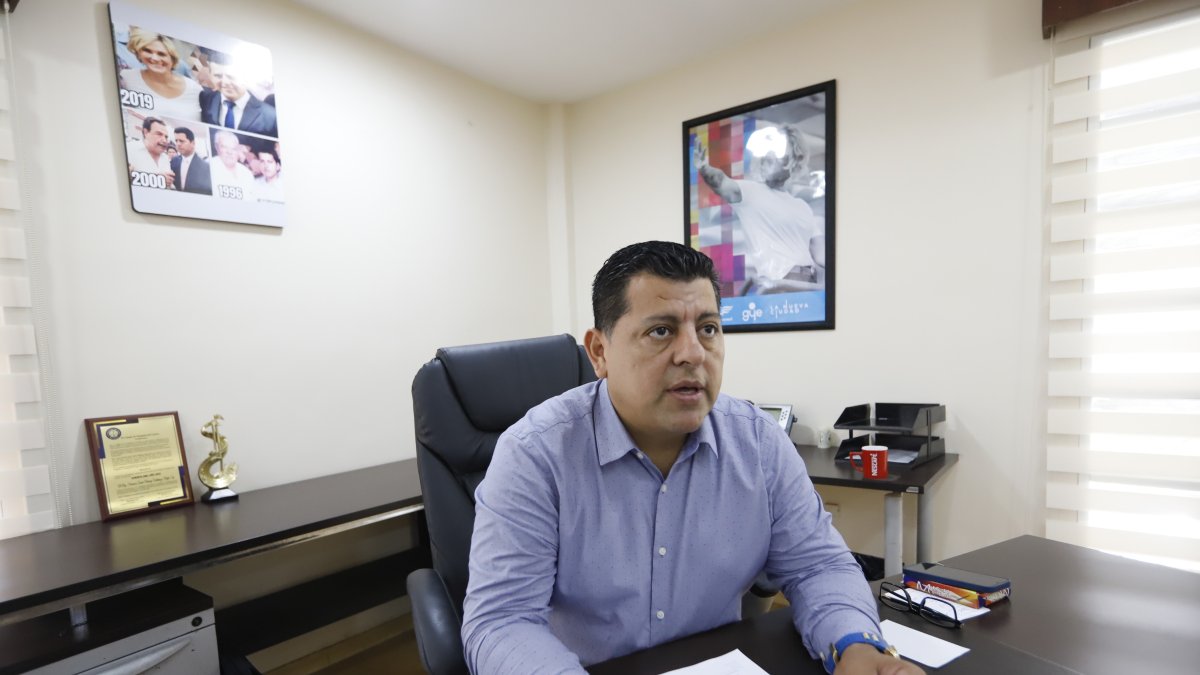 Figura. El funcionario en su encuentro con EXPRESO. Atrás cuelga un cuadro donde están fotografías junto con los últimos alcaldes de Guayaquil: León Febres Cordero, Jaime Nebot y Cynhtia Viteri. 