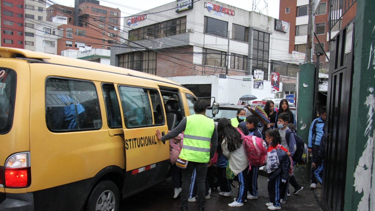 Trayecto. Ante el incremento de la violencia dentro de las aulas, incluso provocada por los mismos estudiantes, hay buses que prefieren grabar todo lo que ocurre dentro de la unidad. 