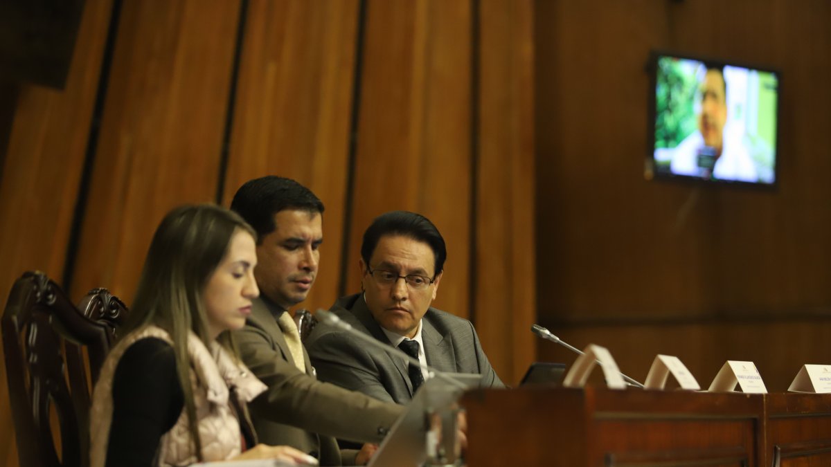 Ante la ausencia de algunos legisladores de la mesa, la sesión debió volverse semipresencial.