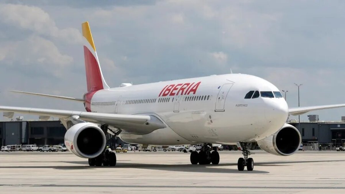 Nave.- Uno de los aviones de la empresa de la aerolínea Iberia.