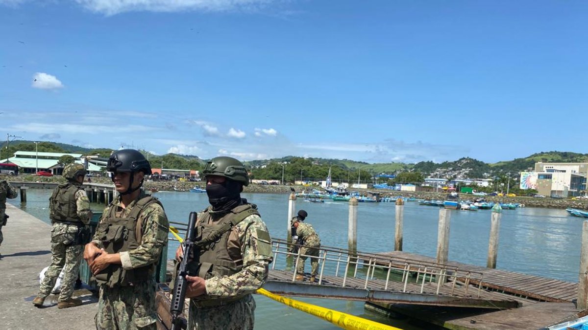 Despliegue. Efectivos de Fuerzas Armadas se desplegaron en vía aérea, terrestre y marítima para ubicar a los responsables del crimen en el Puerto de Esmeraldas.