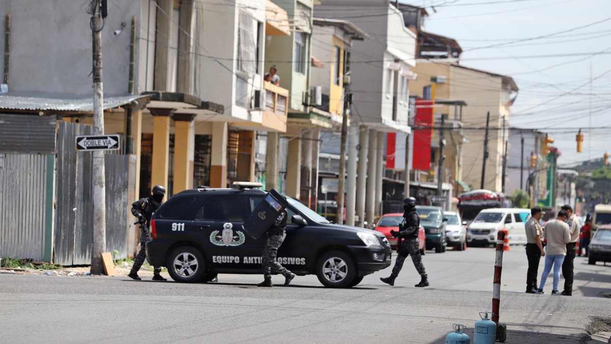Alerta. En las calles Medardo Ángel Silva y Lizardo García, aledaña a la Ayacucho, dos cargas explosivas fueron colocadas dentro de un sobre manila ayer.