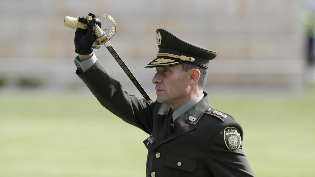 Fotografía de archivo del 19 de agosto de 2022 que muestra al que hasta hoy era el director de la Policía Nacional de Colombia, mayor general Henry Armando Sanabria Cely.