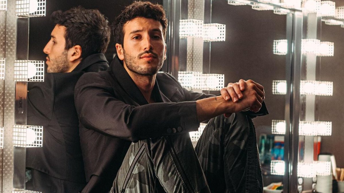 El disco Dharma contiene éxitos como Tacones Rojos, Pareja del Año, Melancólicos Anónimos, entre otros.