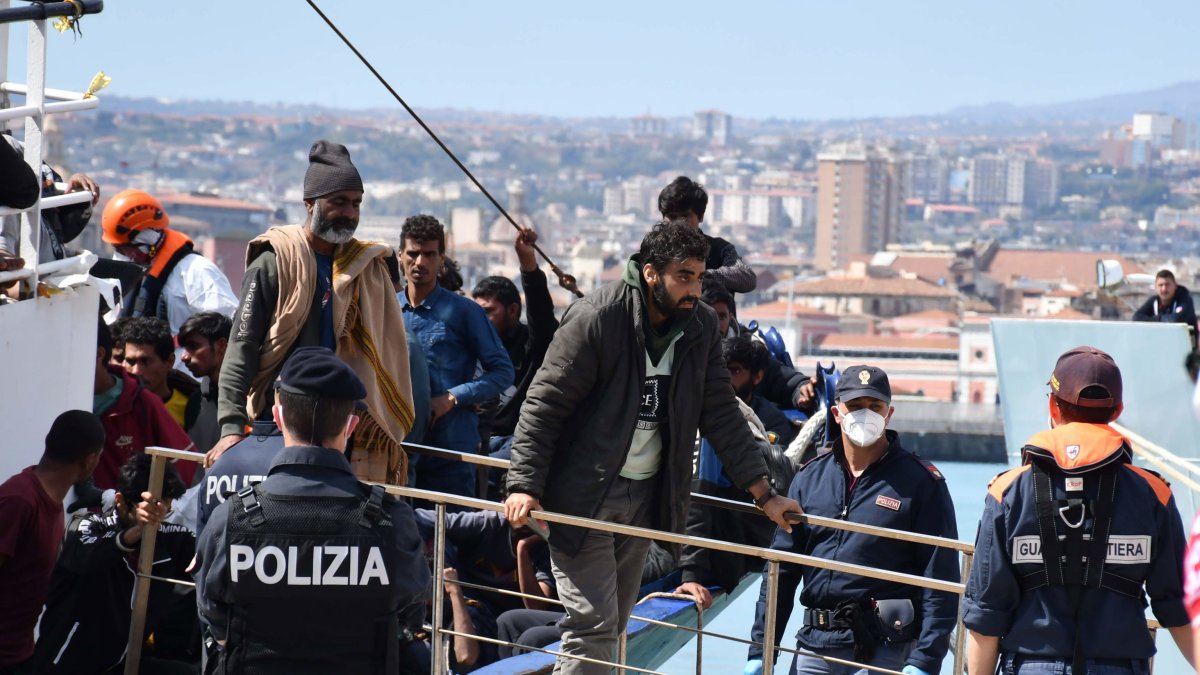 Los migrantes desembarcan tras su llegada al puerto de Catania, Italia, el 12 de abril de 2023.