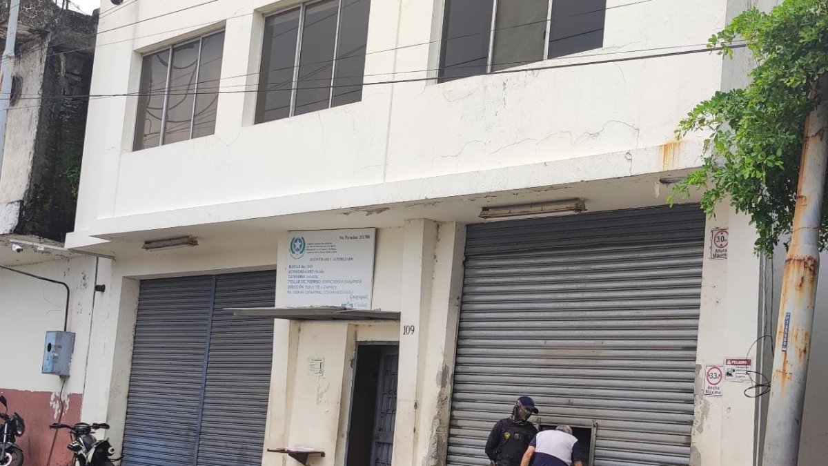 Fachada de la empresa camaronera que cerró sus puertas luego del siniestro ocurrido. No hubo declaraciones de sus representantes