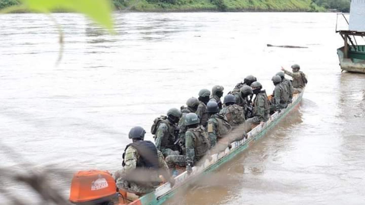 La policía revisa los archivos policiales para determinar la identidad de los antisociales.