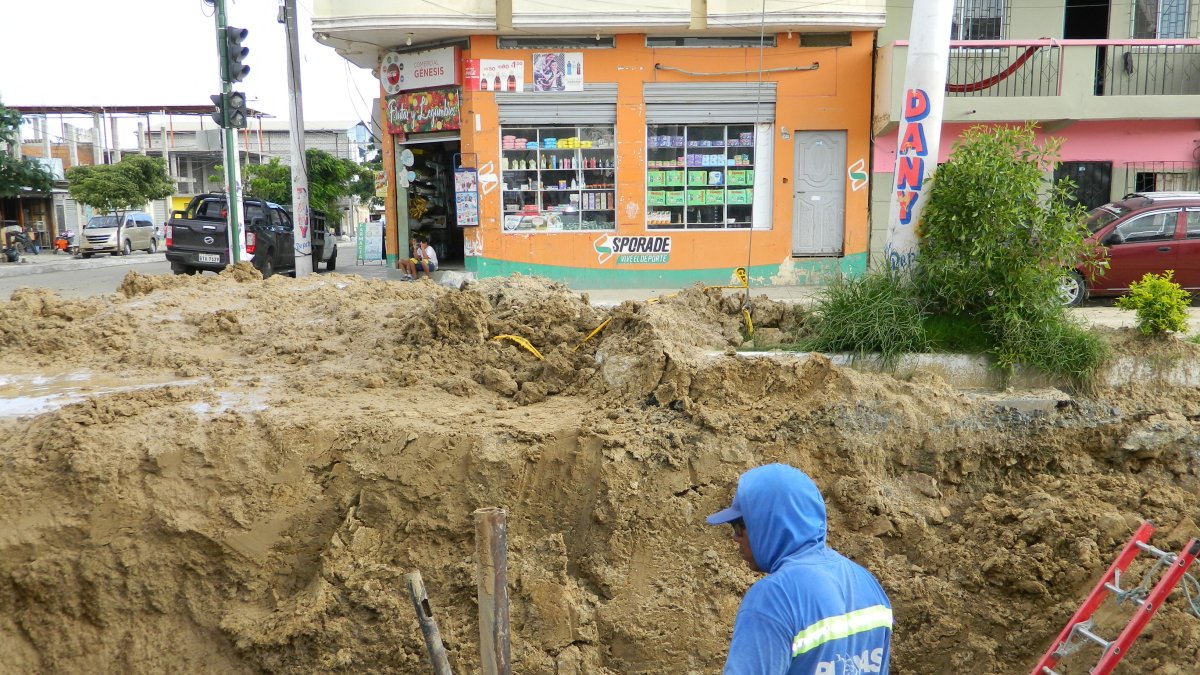 Daño. El socavón se hizo más grande el 1 de marzo, que se rompió la tubería de 400 milímetros de hormigón simple. Esta tenía 30 años de vida útil ya.