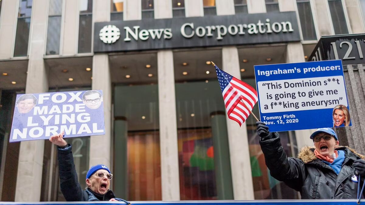 Sede.- Personas reclaman fuera del edificio de Fox News.