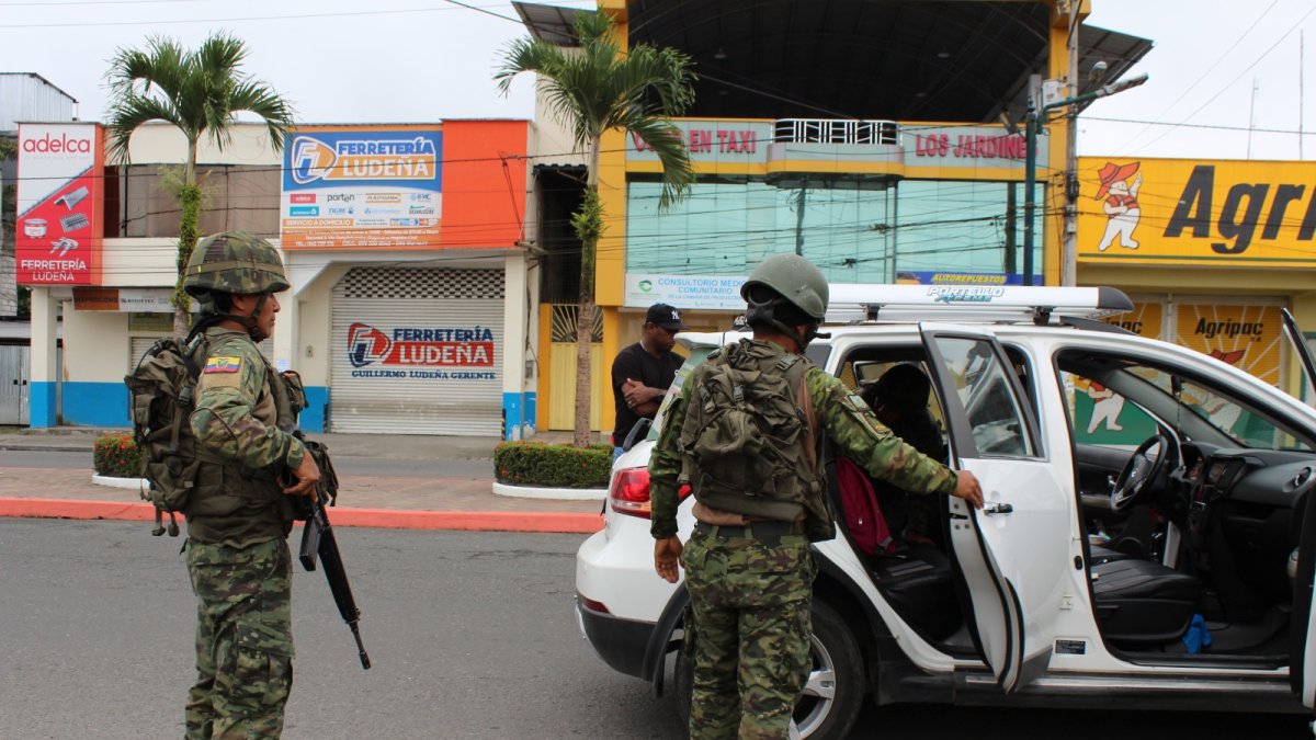 Militares y policías realizan operativos en varios sectores de Quinindé, en Esmeraldas, donde fue capturado Alias 'Coco'.