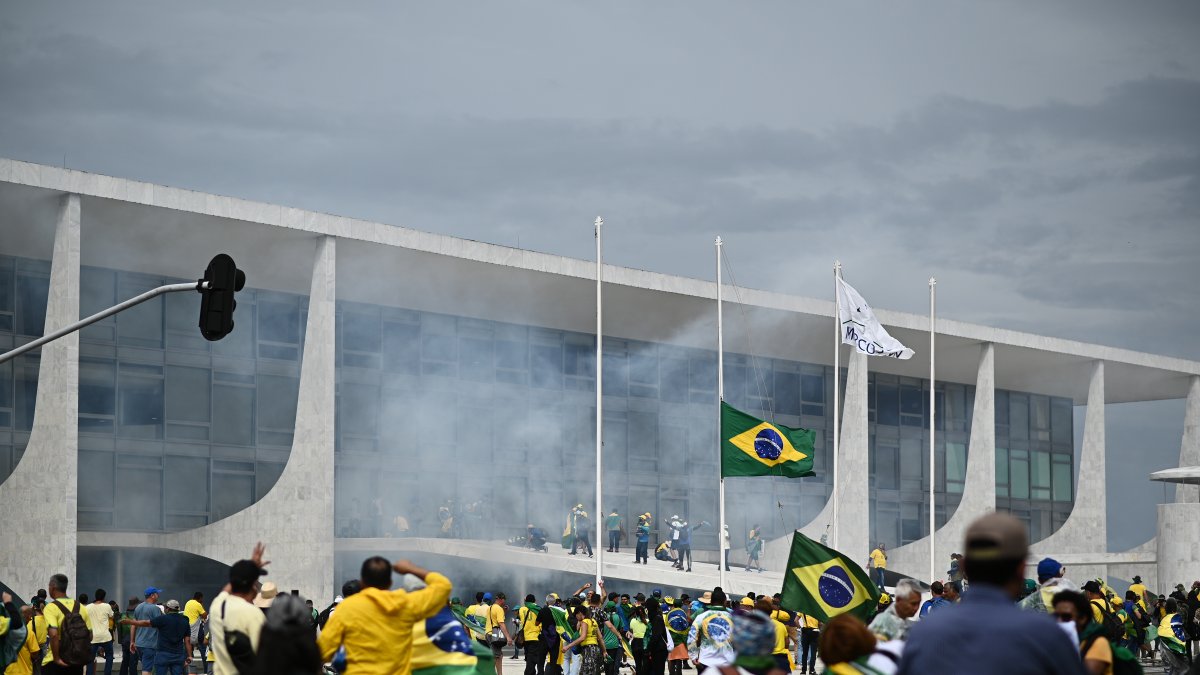 Seguidores del expresidente brasileño Jair Bolsonaro invadieron el domingo 8 de enero de 2023 el Palacio de Planalto, sede del Ejecutivo, y la Corte Suprema, y del Congreso Nacional.