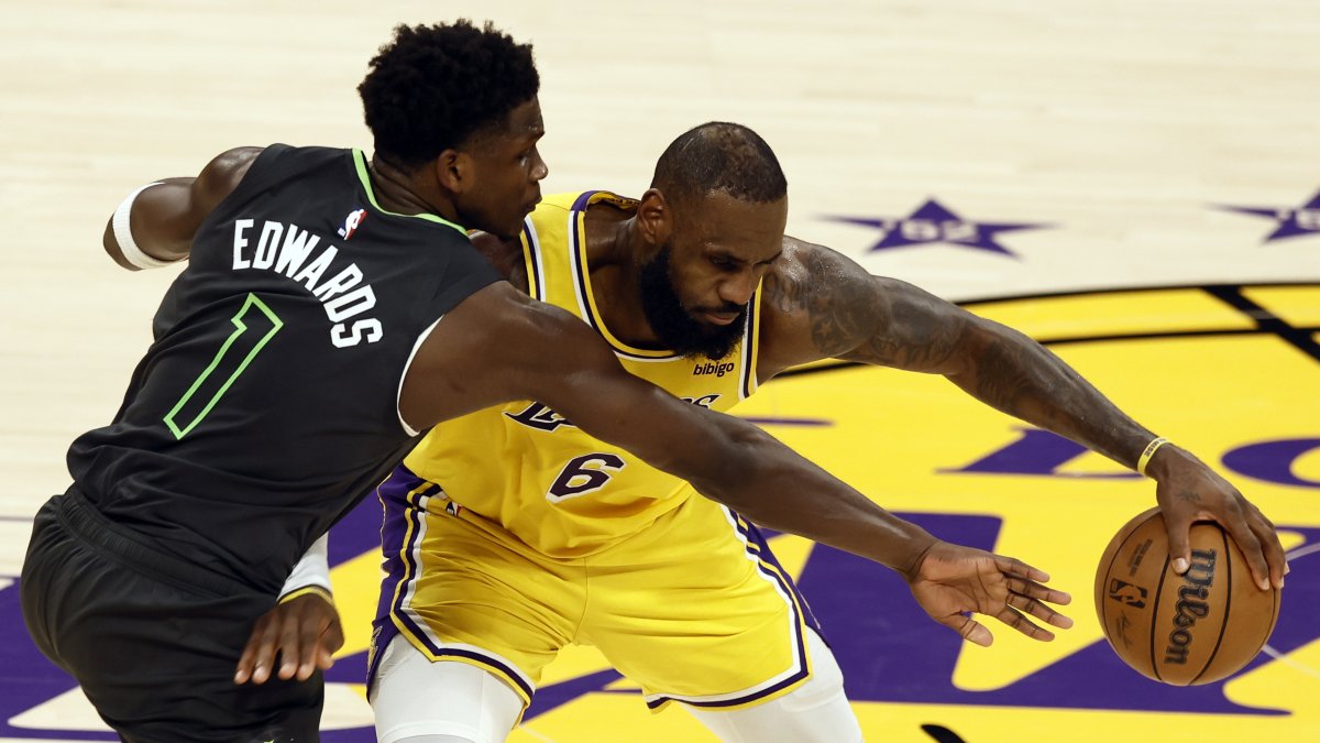 30 puntos hizo James (d) para sustentar su condición de figura en un equipo alicaído que buscaba la clasificación.