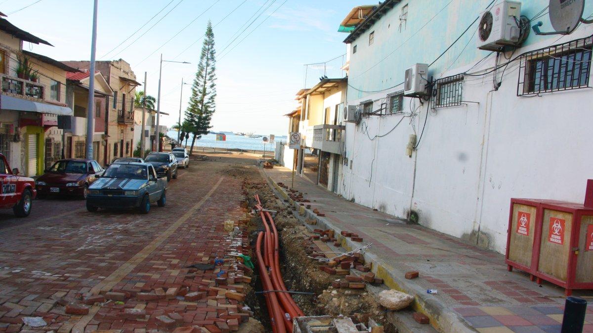 Entorno. Así permanecen algunas calles aledañas al malecón de La Libertad. Incompletas y sin sombra aún.