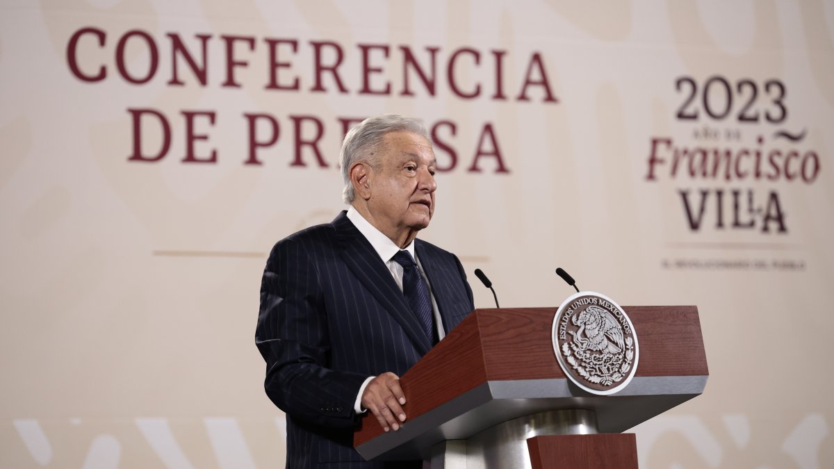El presidente de México, Andrés Manuel López Obrador, participa en su conferencia de prensa matutina en Palacio Nacional, hoy 12 de abril de 2023 en Ciudad de México.