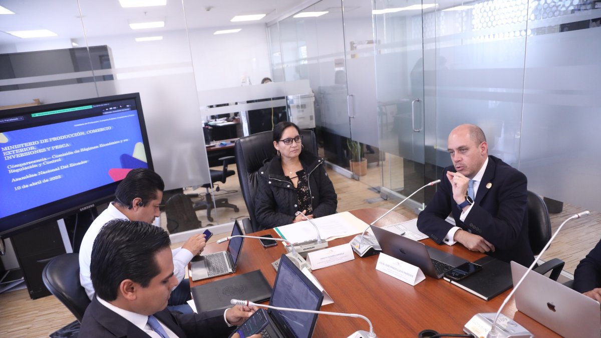 La asambleísta Mireya Pazmiño (c) es una de las convocadas.