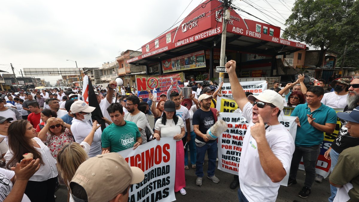 Marcha. Decenas de comerciantes de la Ayacucho salieron ayer a pedir por garantías de seguridad.