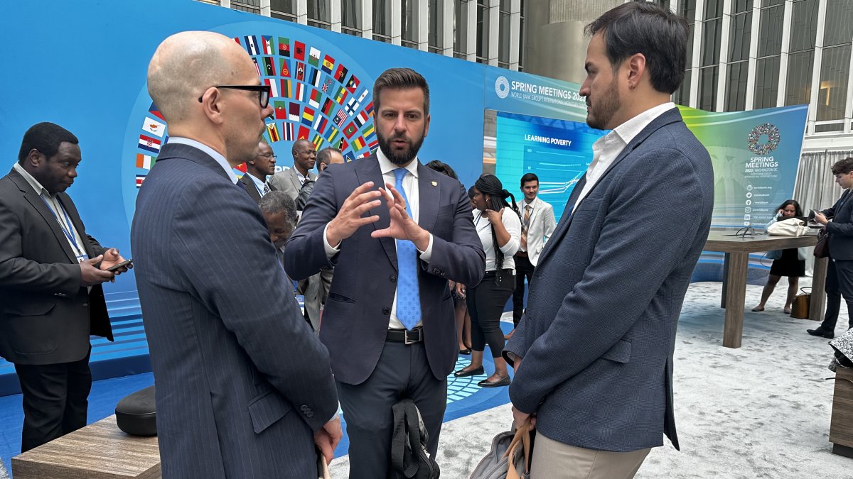 El ministro de Finanzas, Pablo Arosemena (centro), en conversaciones durante las Reuniones de Primavera del Banco Mundial.