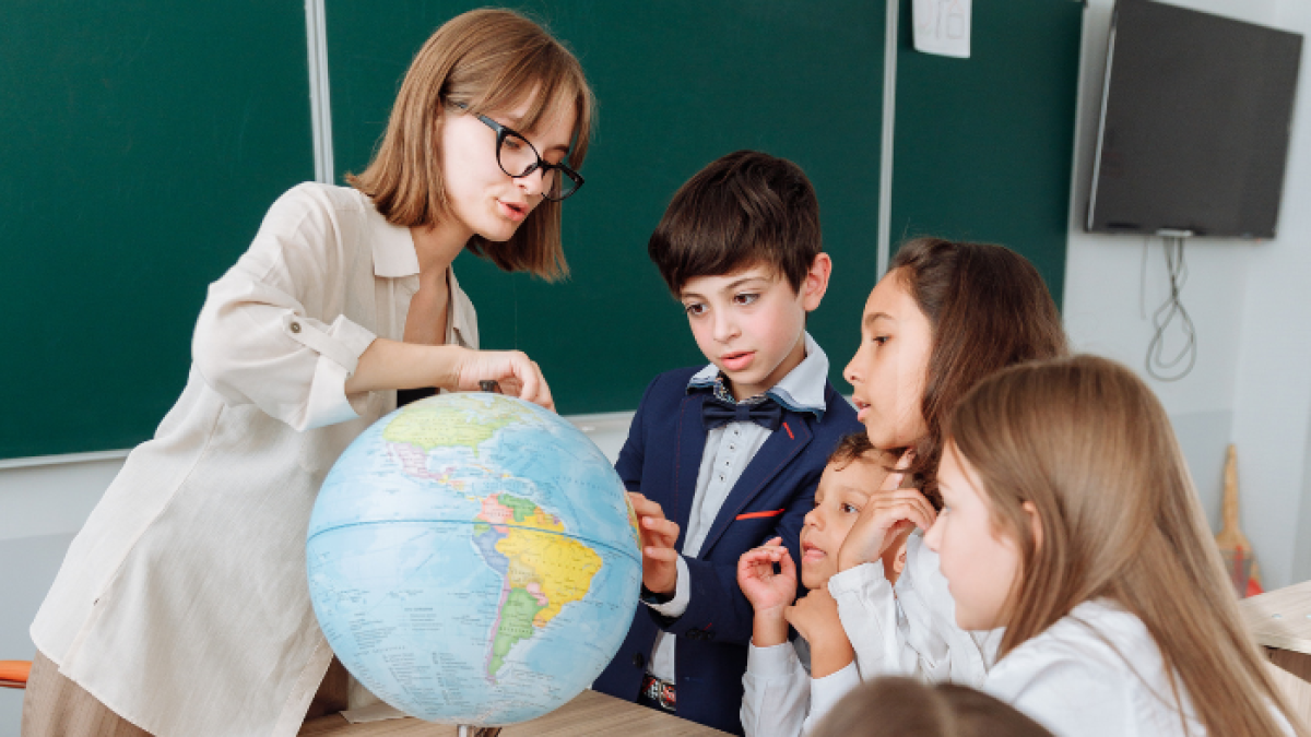 Ecuador celebra los 13 de Abril de cada año, el día del maestro. Fecha especial en la que se reconoce la importante labor de los educadores en el país.