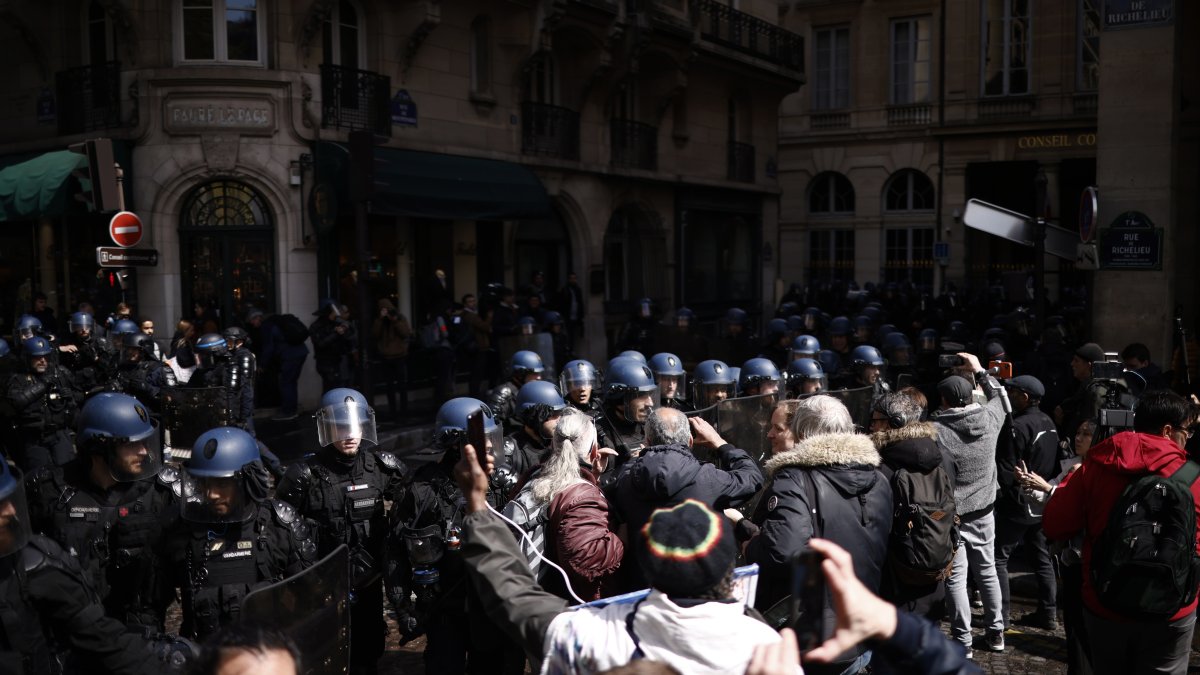 Los gendarmes bloquean el paso para acceder cerca del Consejo Constitucional durante una manifestación contra la reforma de pensiones del gobierno francés en París, Francia, el 13 de abril de 2023.
