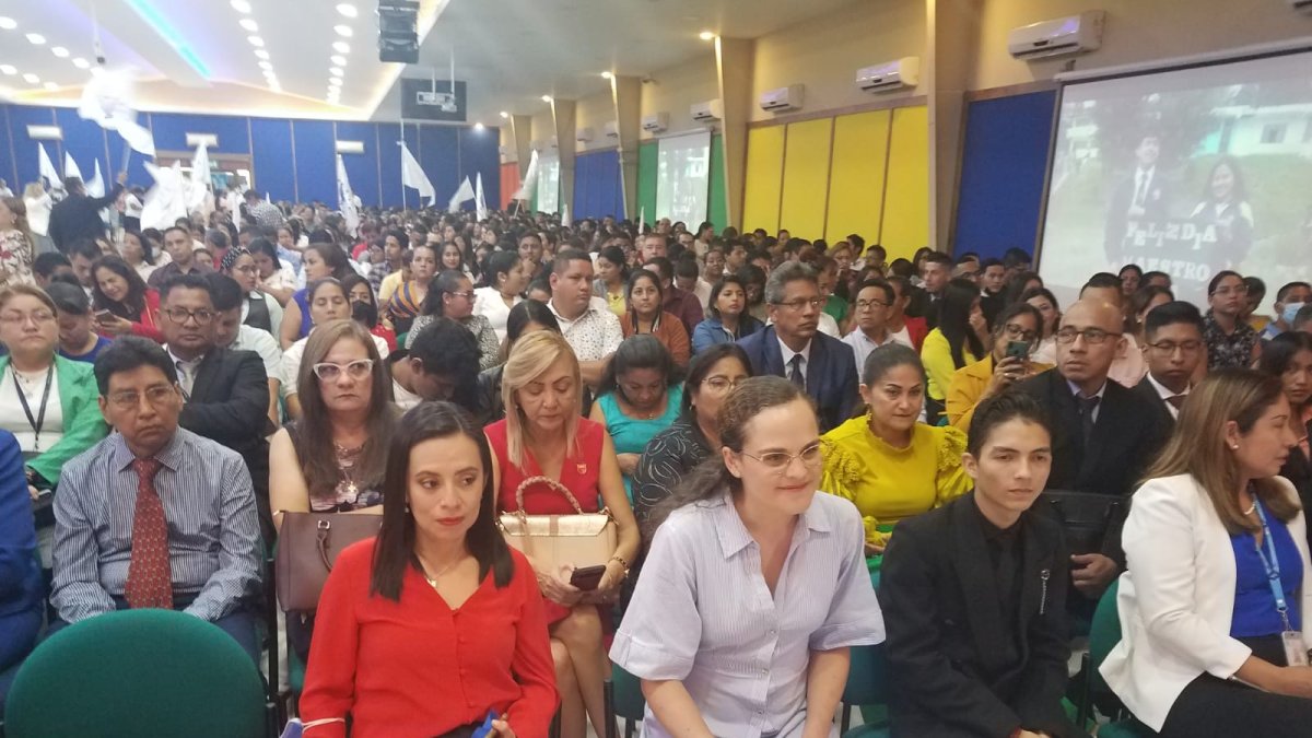 Un grupo de docentes junto a la ministra de Educación, María Brown, durante un acto en homenaje al Día del Maestro.