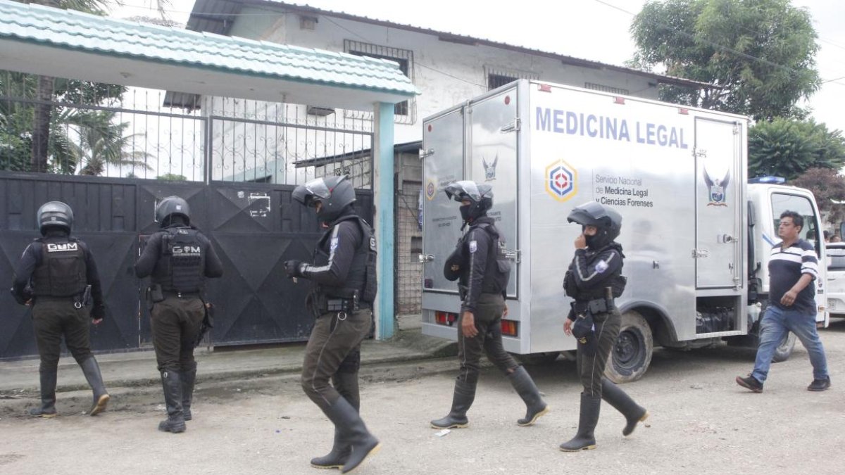 El cuerpo de la menor de edad fue hallado en el patio frontal de este inmueble. La Policía llegó al lugar.