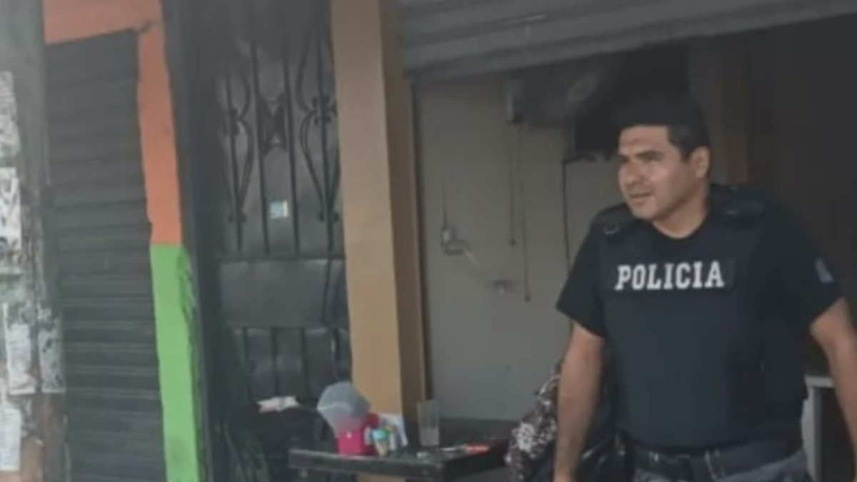 Los cuerpos de agentes penitenciarias quedaron cerca de la mesa donde almorzaban.