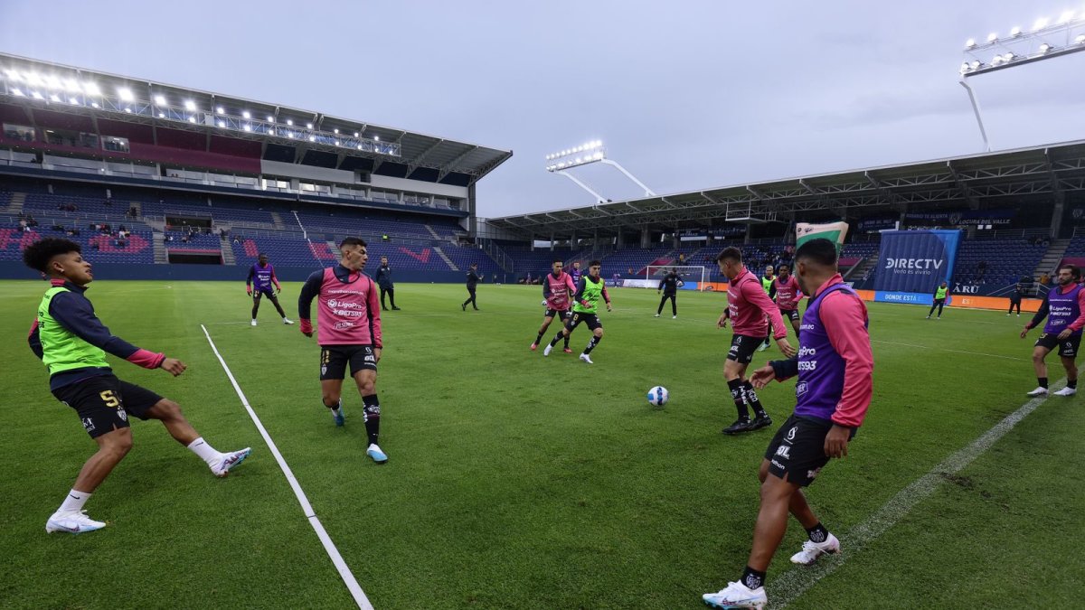 La plantilla del Independiente durante una práctica en su fortín, el estadio Banco de Guayaquil.