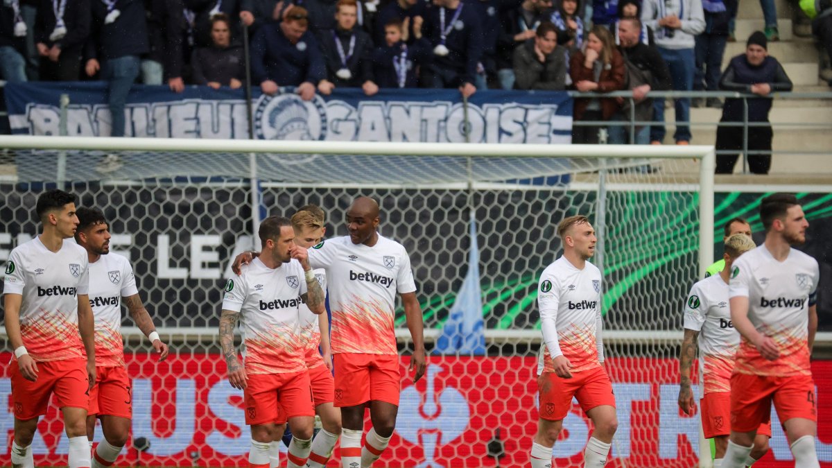 Los jugadores del West Ham United festejan tras poner el 1-0 momentáneo.