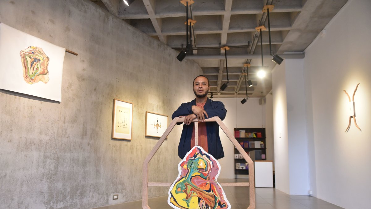 El artista compagina su oficio con la docencia y la gestión cultural.