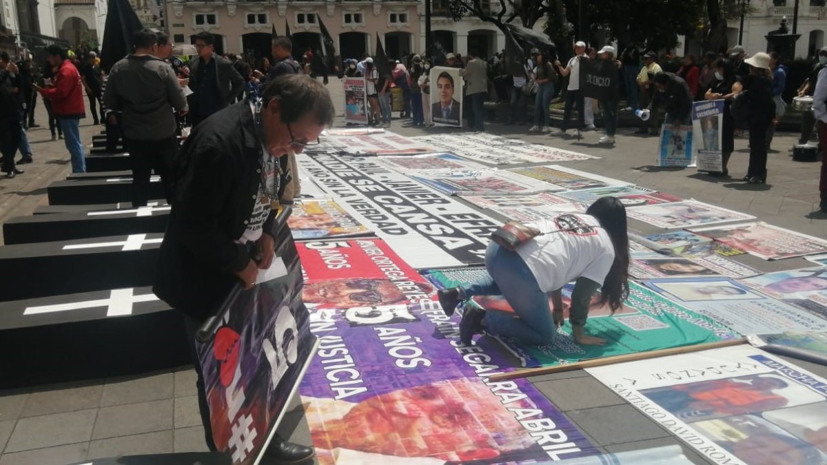 Plantón. Familiares y amigos del equipo de prensa de El Comercio volverán este jueves a la Plaza Grande en un plantón.