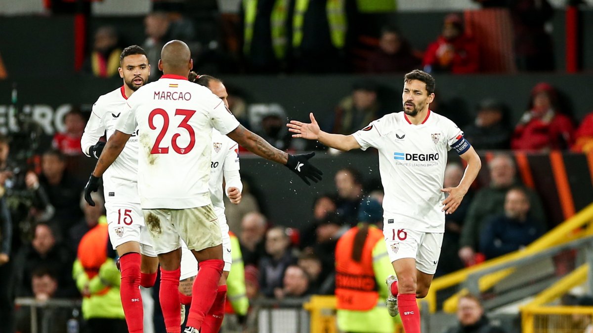 Jesús Navas (d) y Marcao (c), del Sevilla, celebran después de un gol durante el partido de ida de los cuartos de final de la Europa League.
