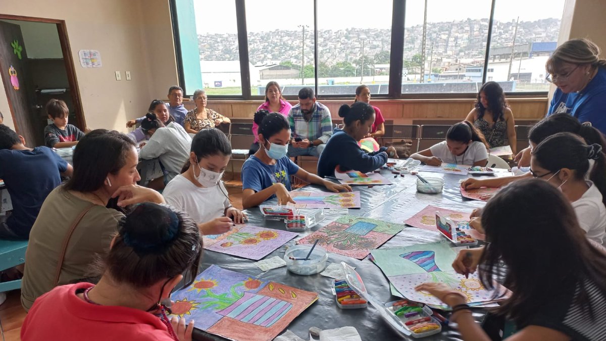 Evento. Varios padres asisten a una de las demostraciones de pintura.
