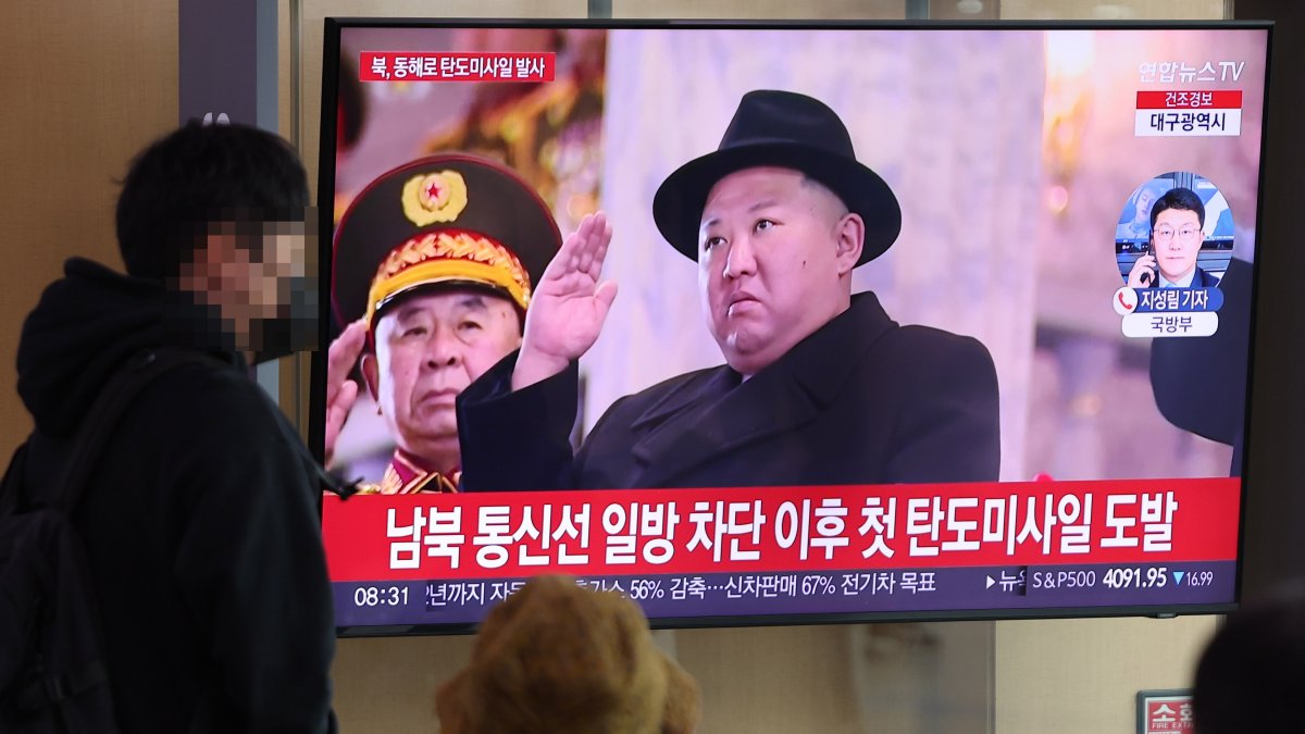 Noticia sobre el lanzamiento del misil norcoreano en una tele en Seúl.