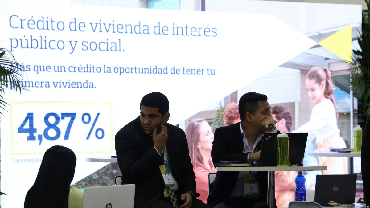 Créditos. La banca privada compite por atraer a más interesados en adquirir un hipotecario con una tasa de interés bajo.