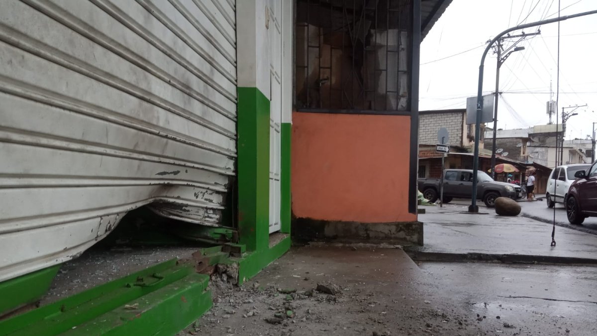 Una farmacia de Pascuales quedó con averías en la puerta.