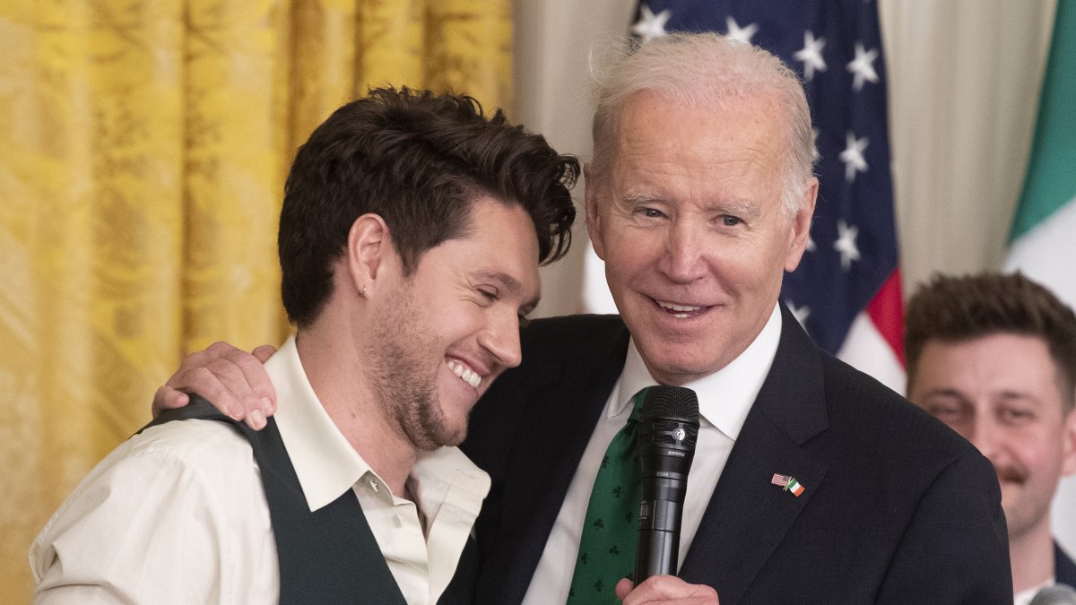 Pistas. Joe Biden conversa con el músico irlandés Niall Horan, en un evento en marzo de 2023.