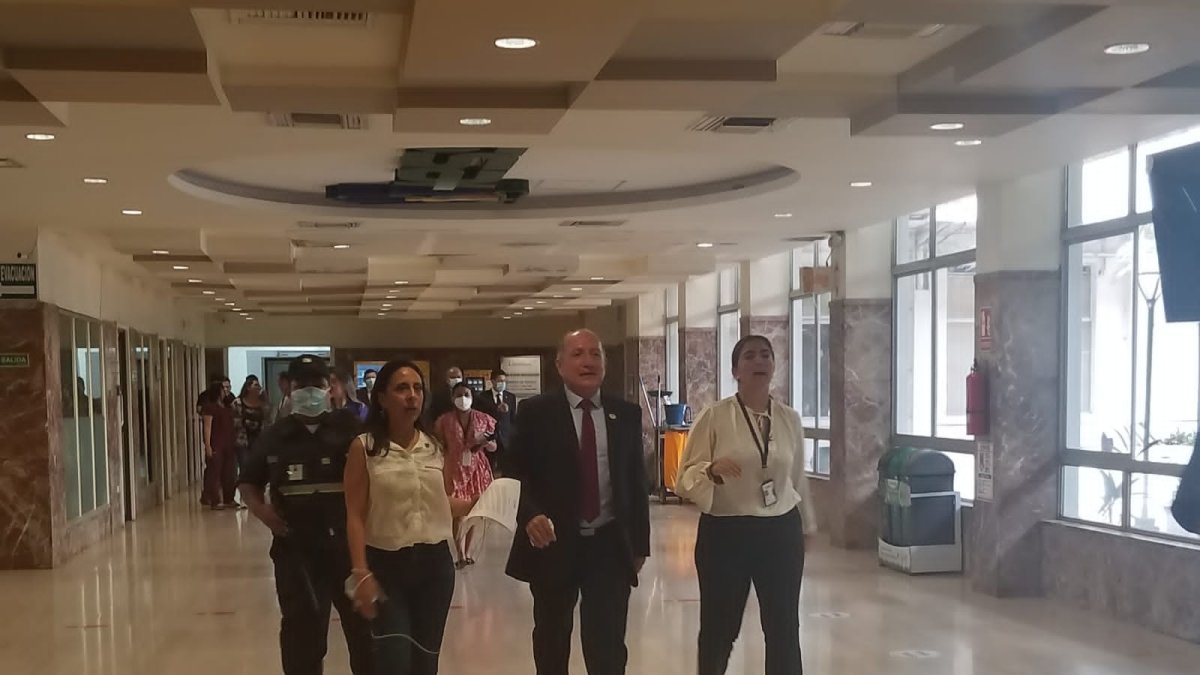 Al menos una docena de militares se han sumado a la vigilancia externa e interna en el Hospital Teodoro Maldonado Carbo.