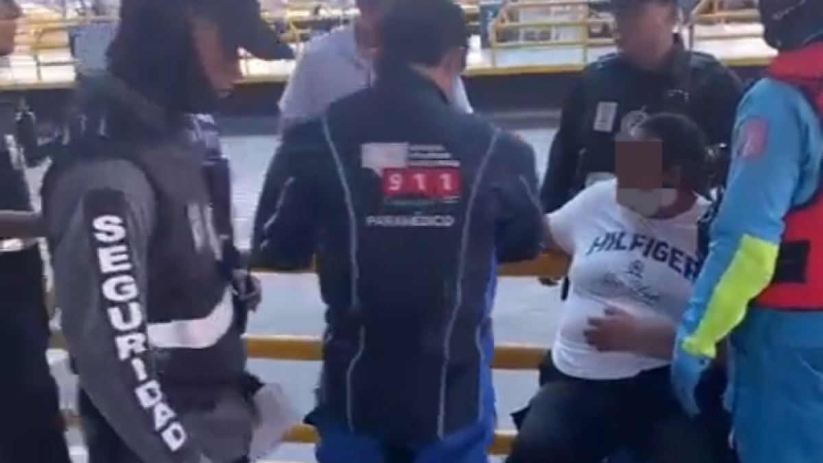 La mujer afectada fue atendida por paramédicos.