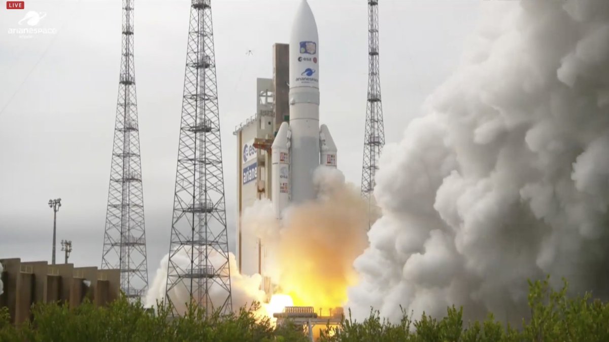 El cohete Ariane 5, que transporta la misión europea Juice a Júpiter y a sus tres grandes lunas oceánicas, despegó este viernes 14 de abril de 2023 desde Kurú, en Guayana Francesa.