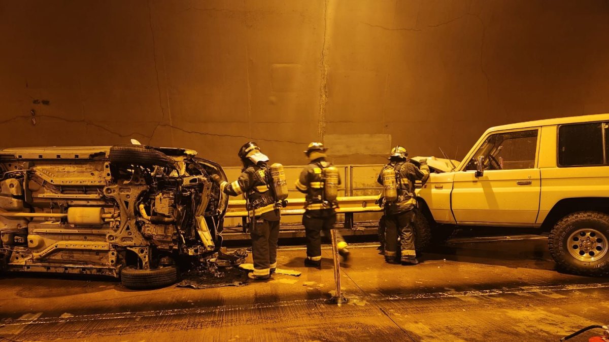 Control. Los bomberos de Quito controlaron la situación y rescataron a las víctimas.
