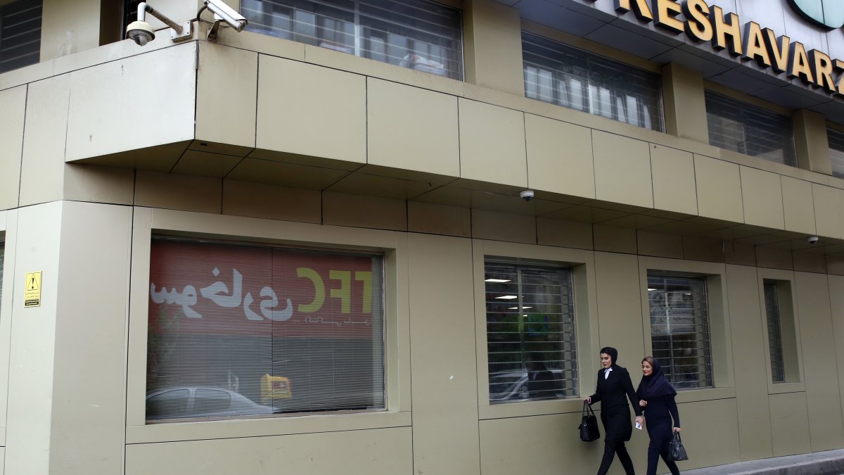 Dos mujeres caminan sin el velo por una de las calles de Teherán